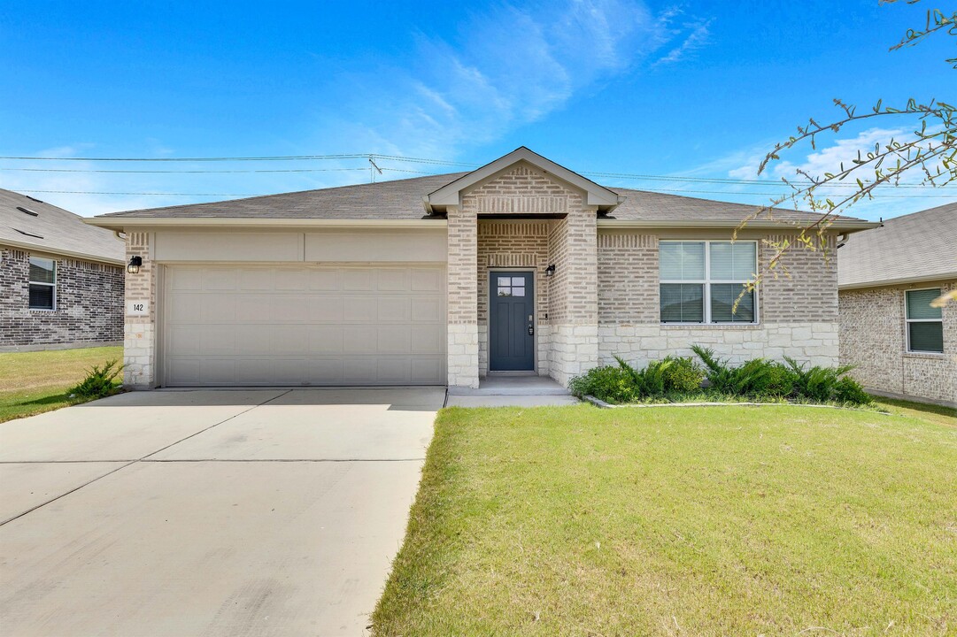 142 Bulbine Cv in Kyle, TX - Foto de edificio