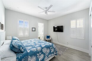 596 111th Ave N in Naples, FL - Building Photo