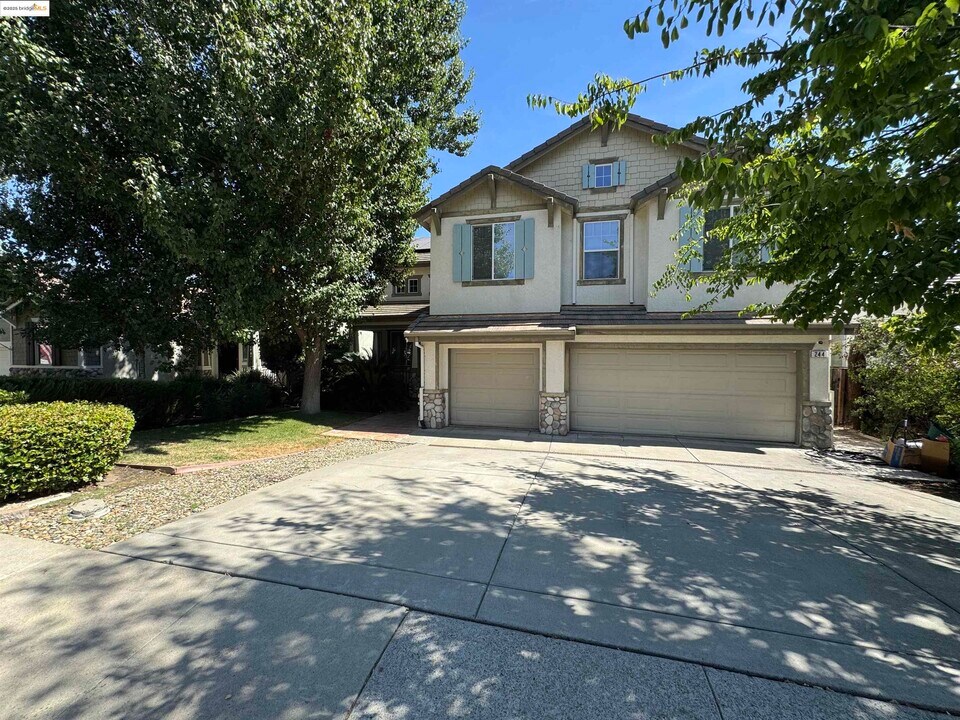 244 Putter Dr in Brentwood, CA - Building Photo