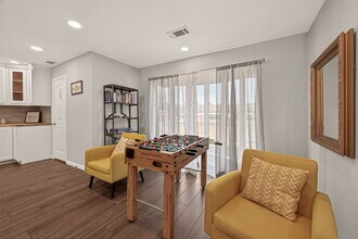 8307 Carvel Ln in Houston, TX - Foto de edificio - Building Photo