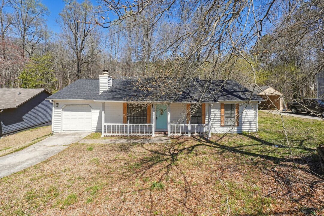 1063 Salisbury Trail in Riverdale, GA - Building Photo