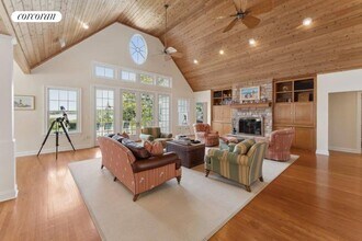 21 Shrubland Rd in Southampton, NY - Building Photo - Building Photo