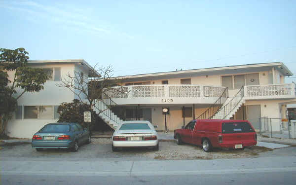 5195 NE 18th Ave in Oakland Park, FL - Building Photo - Building Photo