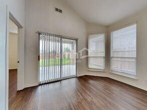 3817 Old Richwood Ln in Fort Worth, TX - Foto de edificio - Building Photo