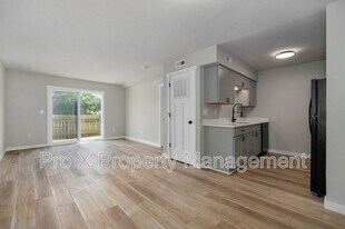 2213 E Macs Ct in Springfield, MO - Building Photo