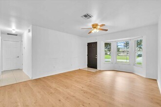 5852 Brickell Dr in North Port, FL - Foto de edificio - Building Photo