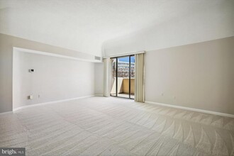 1101 S Arlington Ridge Rd in Arlington, VA - Building Photo - Building Photo
