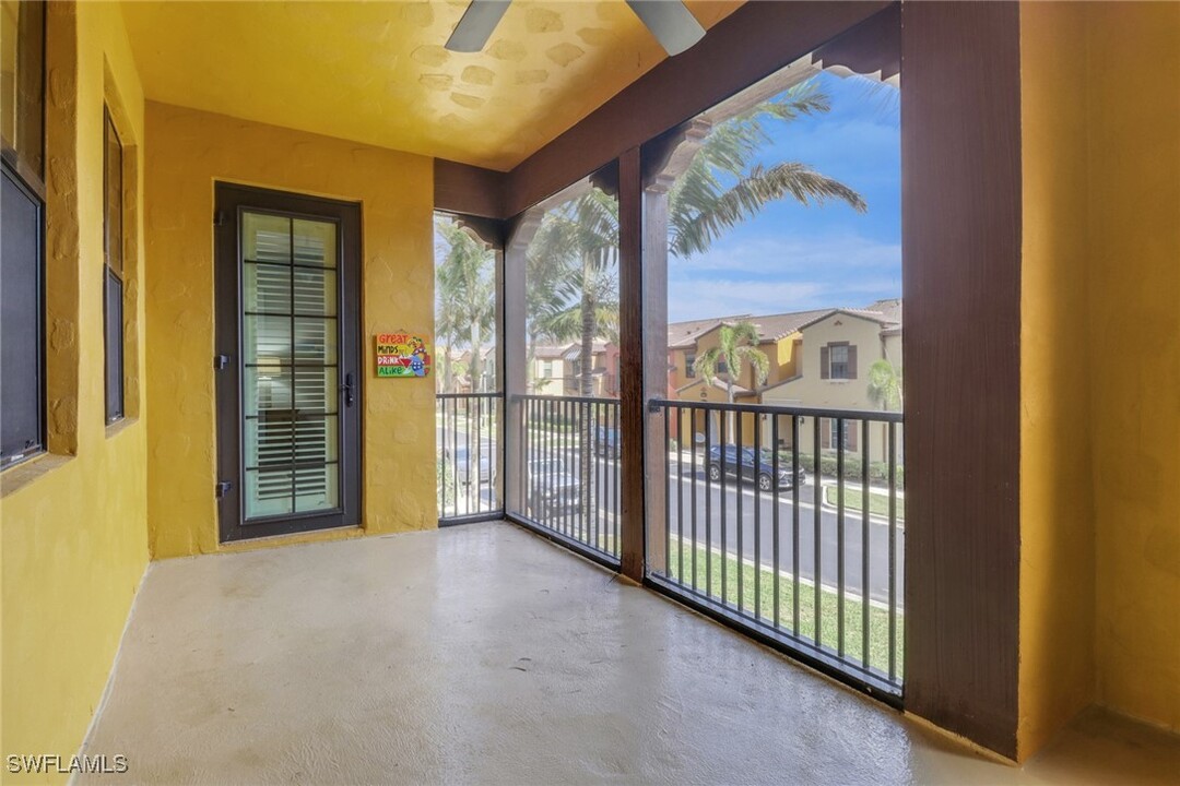 9064 Capistrano St N in Naples, FL - Building Photo