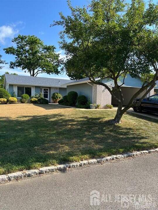 402 Metuchen Dr in Monroe Township, NJ - Building Photo
