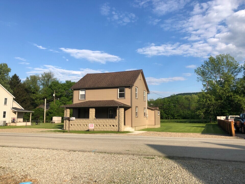 1120 Manor Ave in Latrobe, PA - Foto de edificio