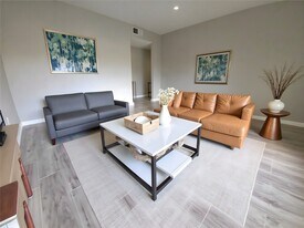 8100 Creekbend Dr in Houston, TX - Building Photo