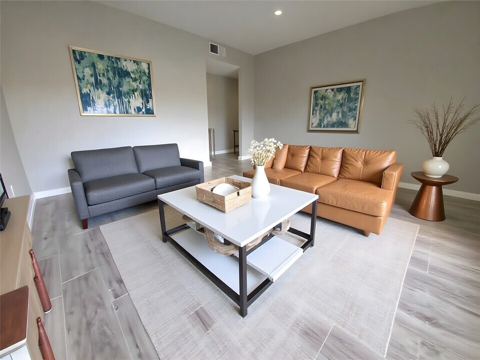 8100 Creekbend Dr in Houston, TX - Building Photo