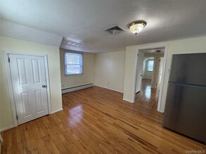 10 W 23rd St in Huntington Station, NY - Building Photo - Building Photo