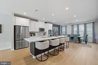 709 Thomas Ln in Manassas Park, VA - Building Photo - Building Photo