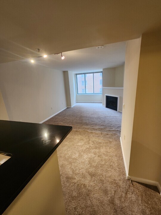 851 N Glebe Rd, Unit 1207 in Arlington, VA - Foto de edificio