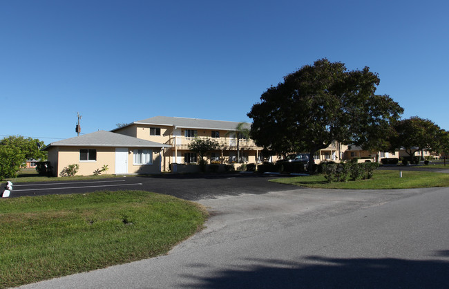 4623-4625 SW 8th Pl in Cape Coral, FL - Foto de edificio - Building Photo