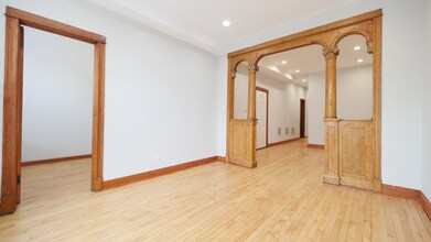 1422 N Maplewood Ave, Unit 2F in Chicago, IL - Foto de edificio - Building Photo