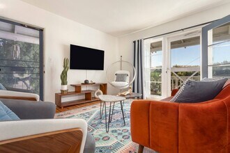236 Hampton Dr, Unit 238 in Los Angeles, CA - Building Photo - Building Photo