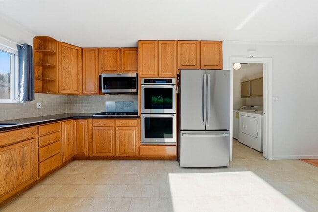 7750 Surrey Ln in Oakland, CA - Building Photo - Building Photo