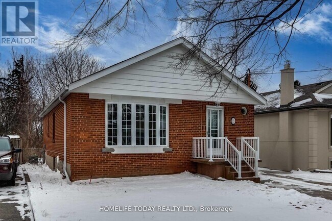 19 Bardwell Crescent in Toronto, ON - Building Photo - Building Photo