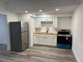 110 E Madison Ave, Unit B in Vandergrift, PA - Building Photo