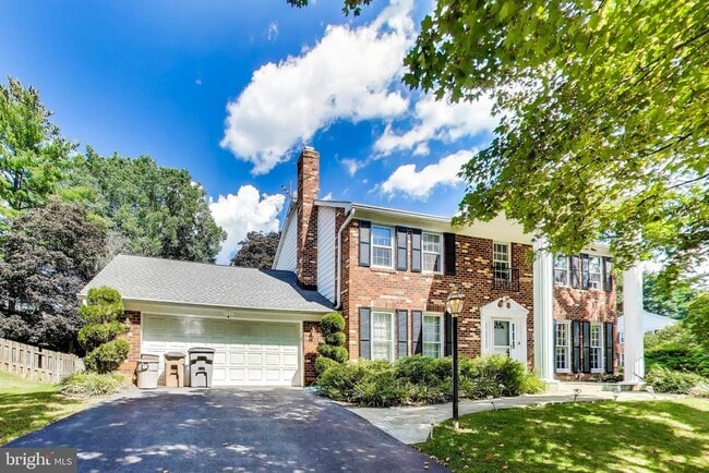 property at 1718 Crestview Dr