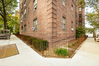 61-41 Saunders St in Rego Park, NY - Foto de edificio - Building Photo