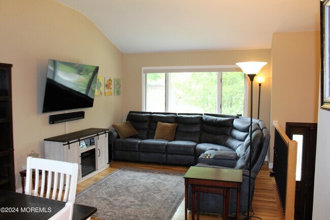 14 Allen Dr in Allentown, NJ - Building Photo - Building Photo
