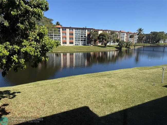 1080 Del Lago Cir in Sunrise, FL - Building Photo - Building Photo