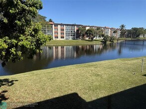 1080 Del Lago Cir in Sunrise, FL - Foto de edificio - Building Photo