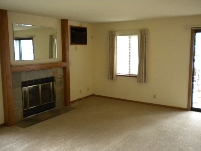 1961 Lake Isle Dr in Eugene, OR - Building Photo - Building Photo