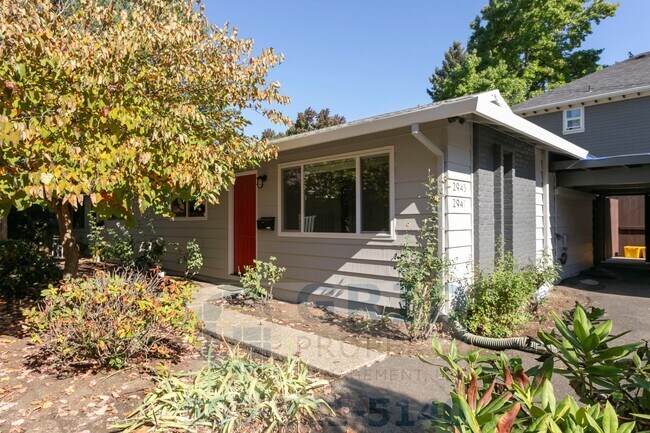 2943-2947 NE Everett St-Unit -2943 in Portland, OR - Building Photo - Building Photo