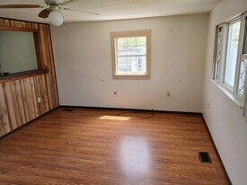 1201 Smith St, Unit 1 in Tazewell, TN - Building Photo
