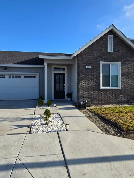 470 University Dr in Lemoore, CA - Building Photo