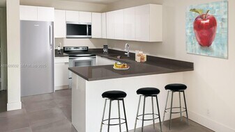 8005 Lake Dr in Doral, FL - Building Photo