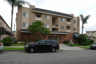 530 E Santa Anita Ave in Burbank, CA - Foto de edificio - Building Photo