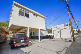 34 Ozone Ave in Venice, CA - Building Photo - Building Photo