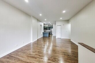 2330 N Greenview Ave in Chicago, IL - Building Photo - Building Photo