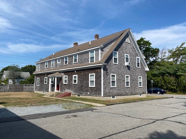 91 Louis St in Hyannis, MA - Building Photo