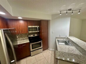 595 Vista Isles Dr in Plantation, FL - Building Photo - Building Photo
