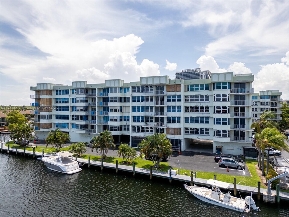 16570 NE 26th Ave, Unit 6B in North Miami Beach, FL - Foto de edificio