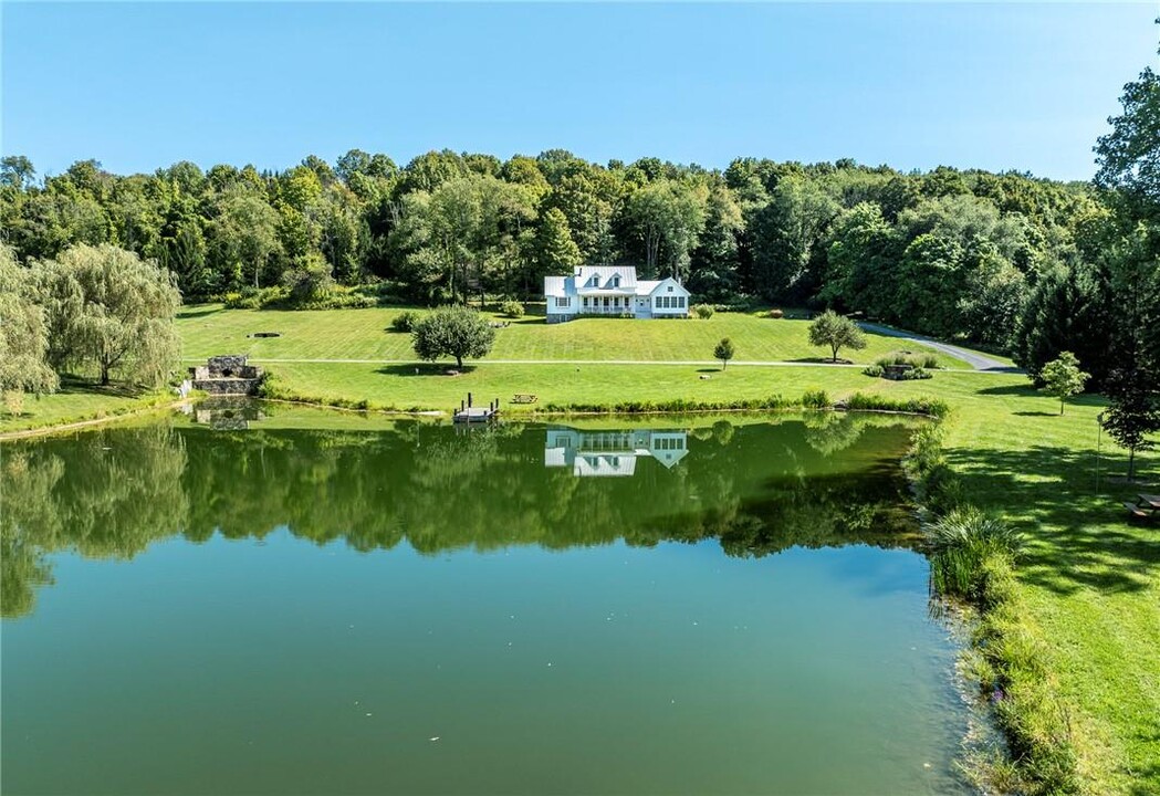 146 Johnny Cake Hollow Rd in Pine Plains, NY - Foto de edificio