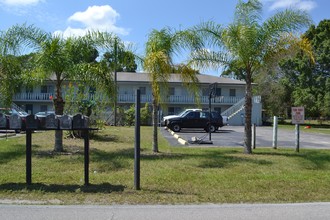 Woodside Apartments in Ft. Myers, FL - Foto de edificio - Building Photo