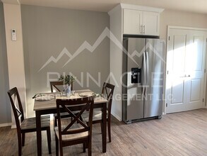 615 N 1st St in Selah, WA - Foto de edificio - Building Photo