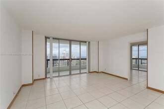 3500 Mystic Pointe Dr, Unit #3503 UPDATED 3 BEDROOM in Aventura, FL - Foto de edificio - Building Photo