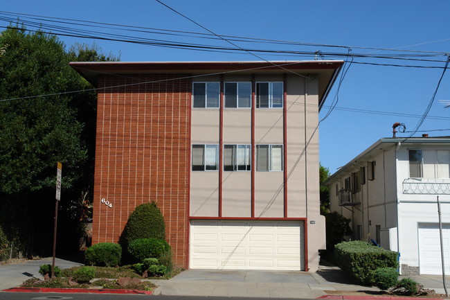 604 Peninsula Ave in Burlingame, CA - Foto de edificio - Building Photo