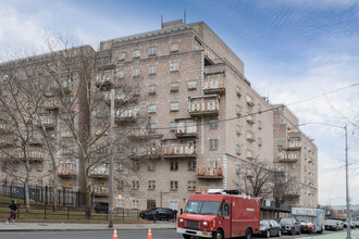 525 Kent Ave in Brooklyn, NY - Foto de edificio - Building Photo