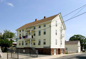 98 Raymond St in Fall River, MA - Building Photo