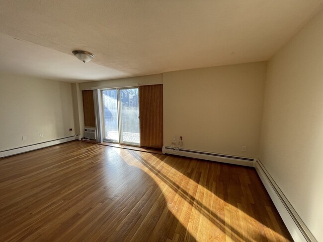 80 Main St-Unit -8 in Malden, MA - Foto de edificio - Building Photo