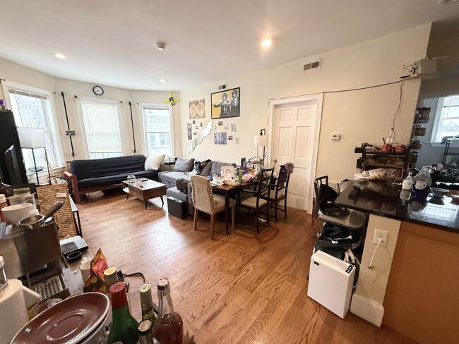 12 Bickford Ave, Unit 2 in Boston, MA - Foto de edificio - Building Photo